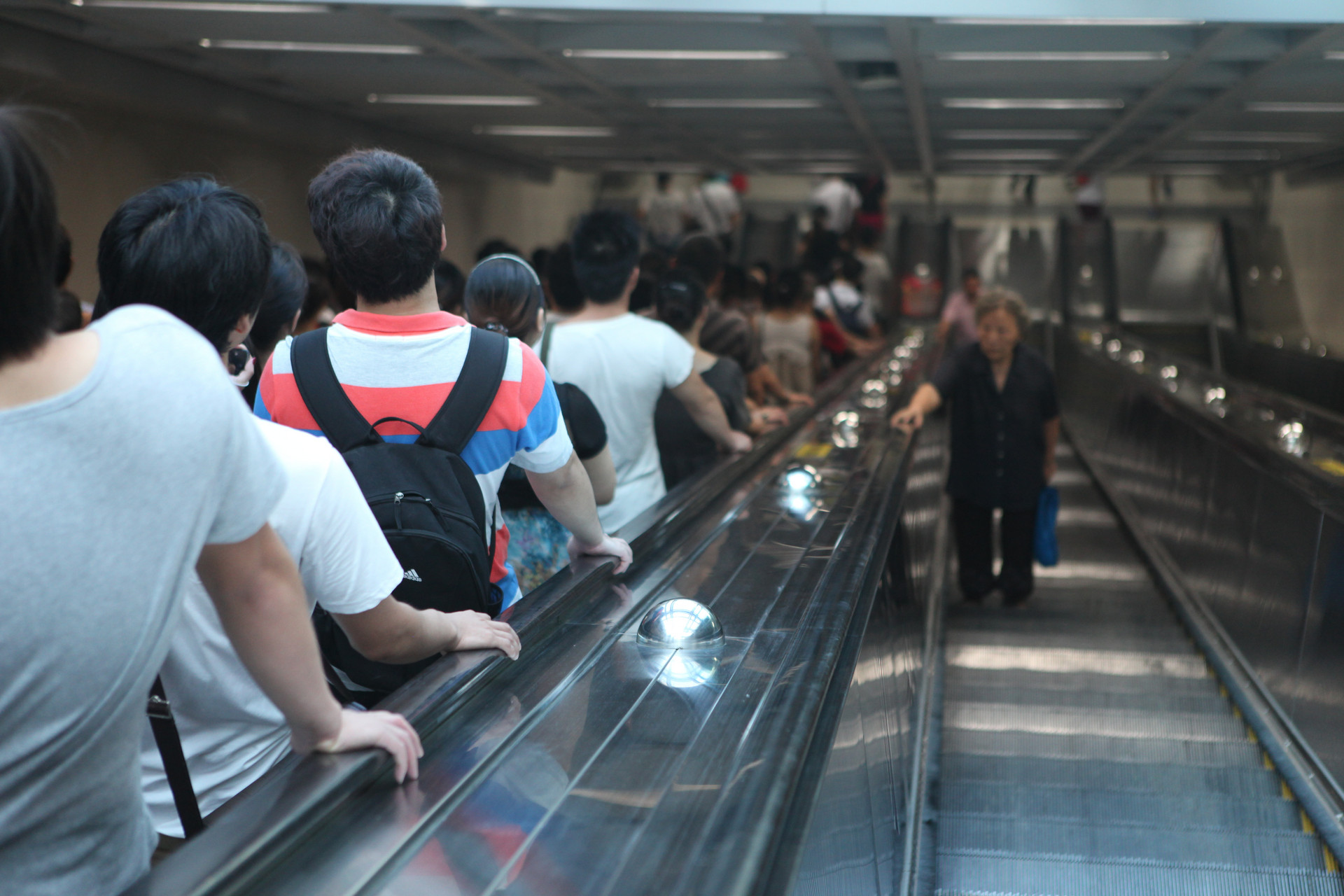 赴日工作·生活丨乘坐自动扶梯时的注意点